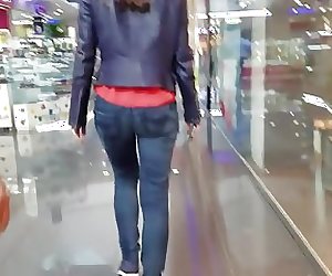 Following the ass on the escalators